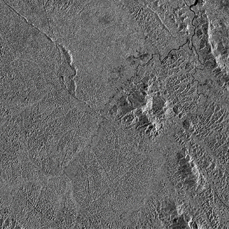 Image ERS au Sud de Cayenne ou la texture de l’image restitue la géomorphologie et dépend fortement de la résistance des roches à l’érosion, ce qui permet de distinguer granite, schiste, roche éruptive, …