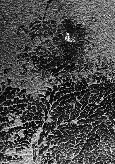 Effet de la rugosité : Zones brulées lisses et très sombres sur une Image ERS. Le village voisin est beaucoup plus clair